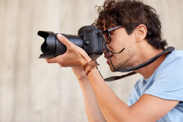 Primer plano del fotógrafo con el rodaje de cámara — Foto de Stock