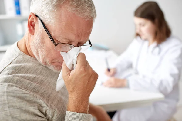 Senior pustet Nase und Arzt ins Krankenhaus — Stockfoto