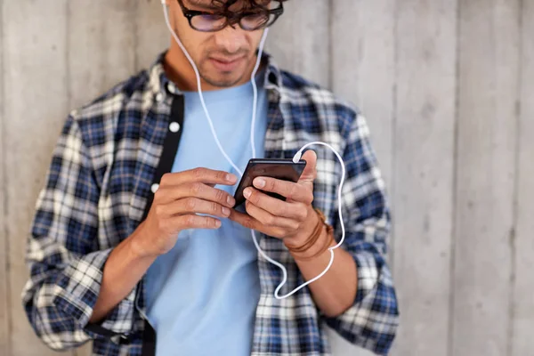 Adam kulaklık ve akıllı telefon dinleme müzik — Stok fotoğraf