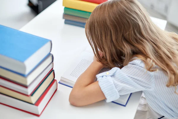 Närbild på student tjej med många böcker i skolan — Stockfoto