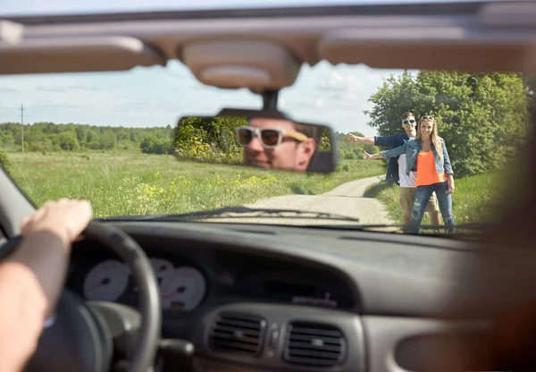 Casal carona e parar de carro no campo — Fotografia de Stock