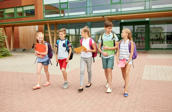 Groupe d'élèves heureux de l'école primaire marchant — Photo