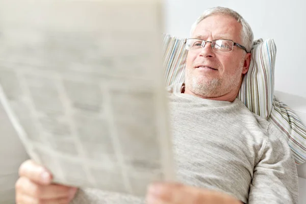 Primer plano del hombre mayor leyendo el periódico en casa — Foto de Stock