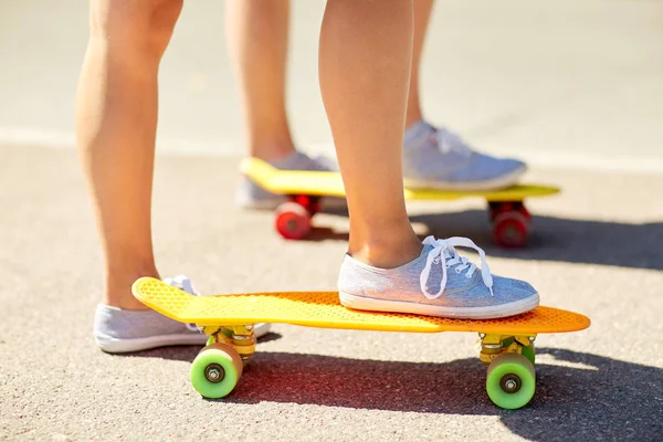 Close up van vrouwelijke voeten rijden korte skateboard — Stockfoto