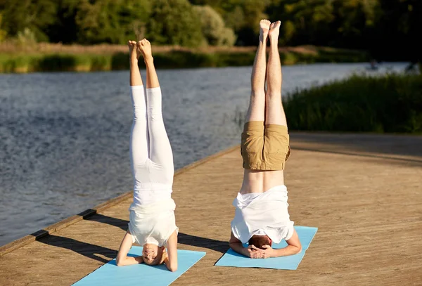 Paar macht Yoga-Kopfstand auf Matte im Freien — Stockfoto