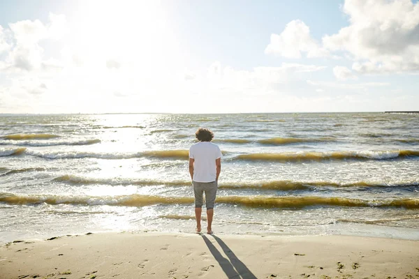 夏の海のビーチで若い男 — ストック写真