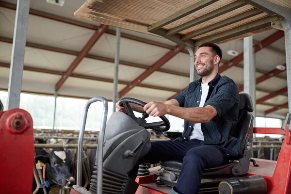 Mann oder Landwirt fährt Traktor auf Bauernhof — Stockfoto