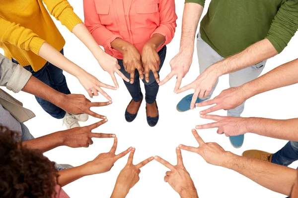 Gruppe internationaler Menschen zeigt Friedenszeichen — Stockfoto