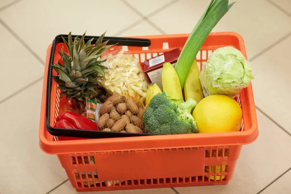 食料品店やスーパー マーケットの床に食糧バスケット — ストック写真