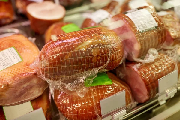 Ham at grocery store stall — Stock Photo, Image