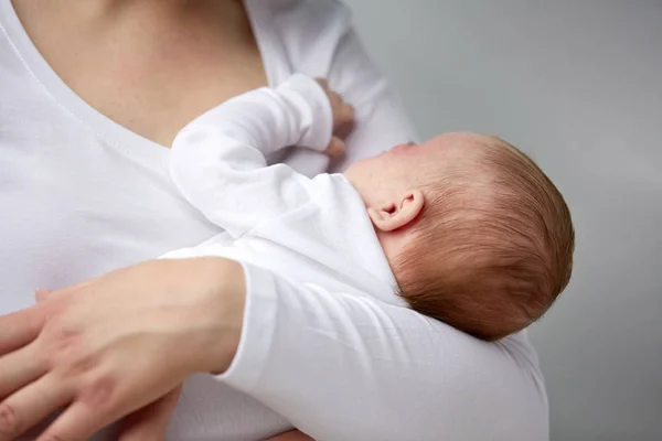 Zbliżenie na matkę trzymając noworodka — Zdjęcie stockowe