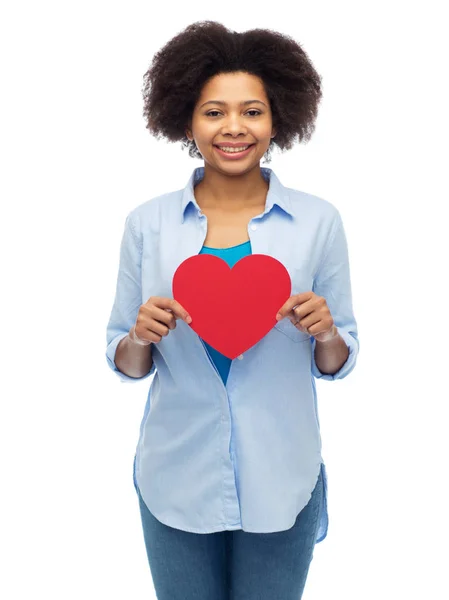 Mujer afroamericana feliz con forma de corazón rojo —  Fotos de Stock