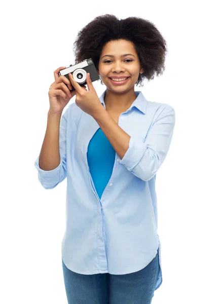 Lycklig afroamerikanska kvinna med filmkamera — Stockfoto