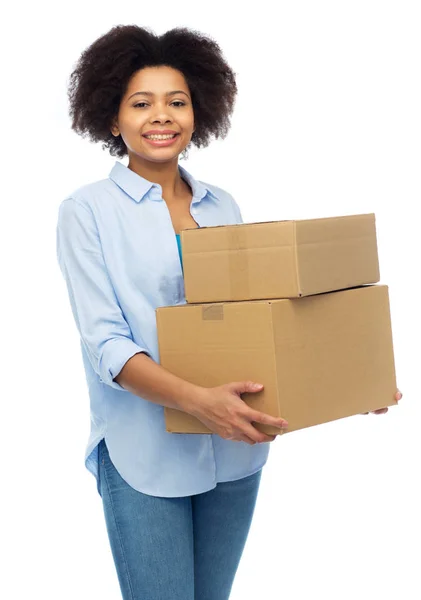 包裹盒幸福非洲年轻女人 — 图库照片