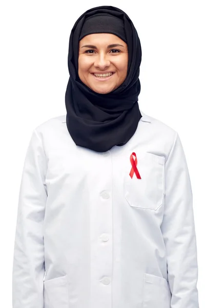 Médico muçulmano em hijab com fita de consciência vermelha — Fotografia de Stock