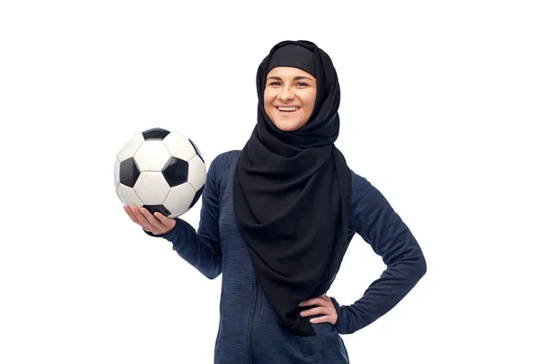 Feliz mujer musulmana en hijab con el fútbol — Foto de Stock