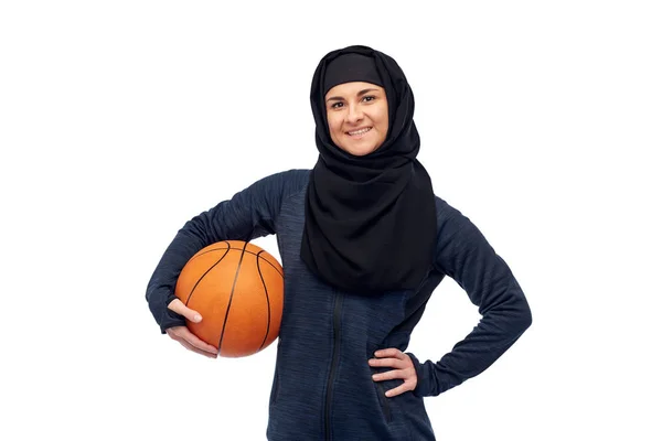 Mulher muçulmana feliz no hijab com basquete — Fotografia de Stock