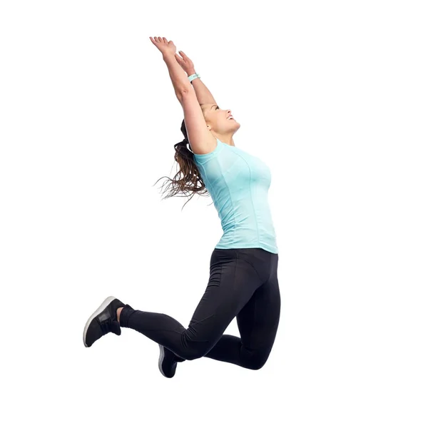 Glad leende sportig ung kvinna hoppar i luften — Stockfoto