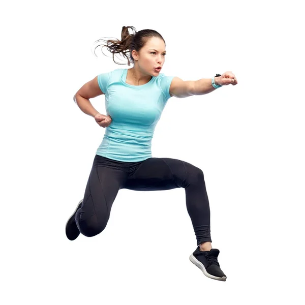 Felice sporty giovane donna che salta in posa combattimento — Foto Stock