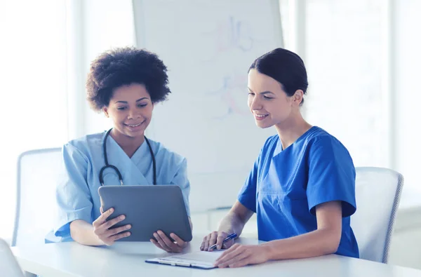 Happy doctors with tablet pc meeting at hospital — Stock Photo, Image