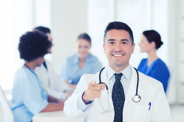 Happy doctor over group of medics at hospital — Stock Photo, Image