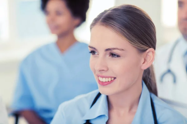 Medico felice sopra gruppo di medici in ospedale — Foto Stock