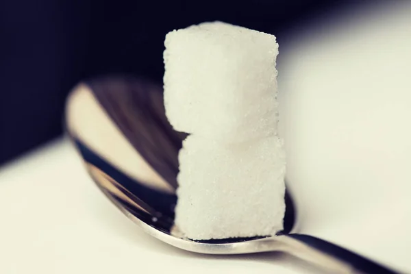 Nahaufnahme von weißen Zuckerwürfeln auf Teelöffel — Stockfoto