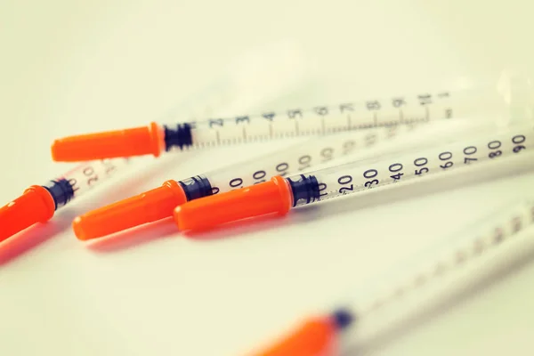 Close up of insulin syringes on table — Stock Photo, Image