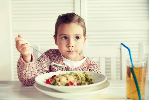 Μικρό κορίτσι τρώει ζυμαρικών για δείπνο στο εστιατόριο — Φωτογραφία Αρχείου