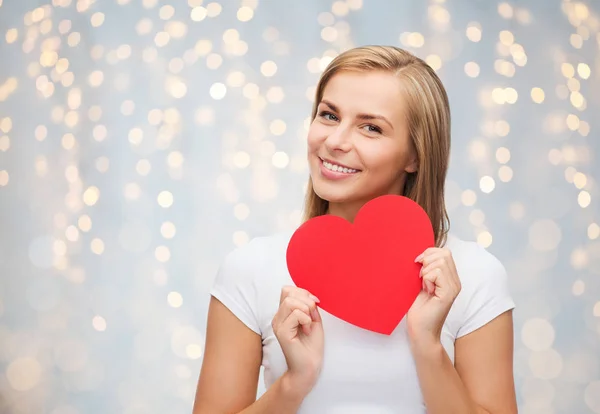 Mulher feliz ou menina adolescente com forma de coração vermelho — Fotografia de Stock