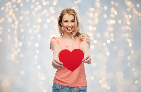 Szczęśliwa kobieta lub dziewczyna z czerwonym sercem kształt — Zdjęcie stockowe