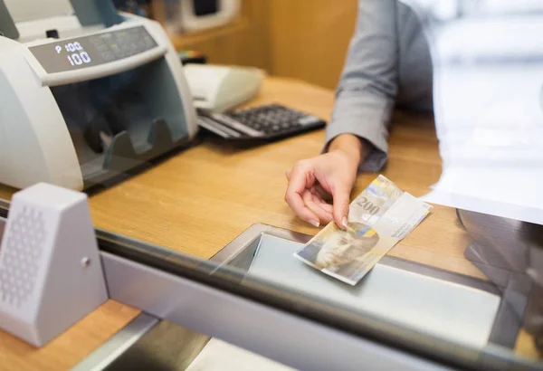 Verkäuferin mit Schweizer Franken Bargeld im Bankbüro — Stockfoto