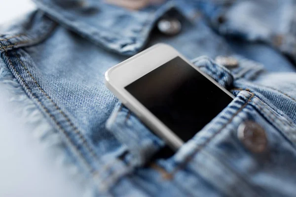 Smartphone i pocket denim jacka eller väst — Stockfoto