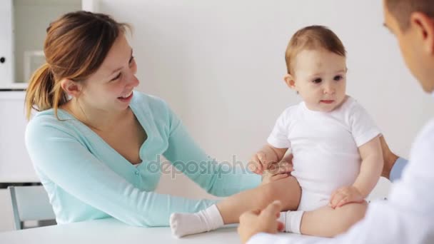 Mujer feliz con bebé y médico en la clínica — Vídeos de Stock