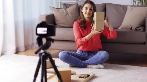 Vrouw met camera opname video thuis — Stockvideo