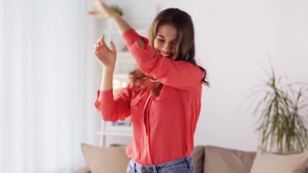 幸福的年轻女人在家里跳舞 — 图库视频影像