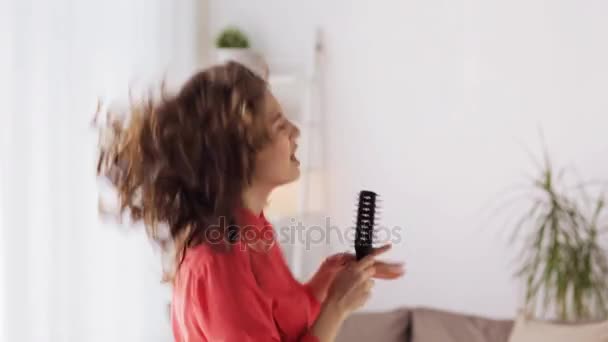 Mujer con cepillo de pelo cantando y bailando en casa — Vídeos de Stock