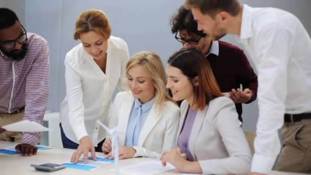 Equipo de negocios con reuniones de trabajo en la oficina — Vídeo de stock