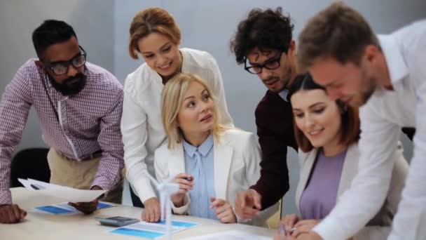 Equipo empresarial discutiendo proyecto de energía verde — Vídeo de stock