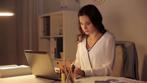 Mulher fechando laptop e deixando escritório da noite — Vídeo de Stock