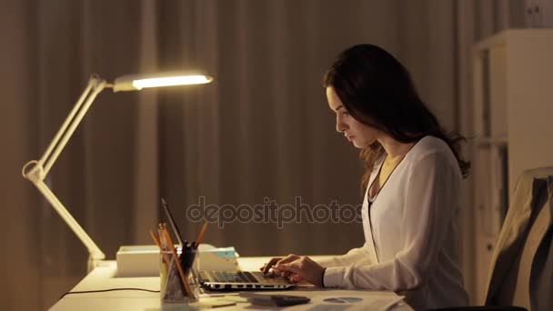 Woman closing laptop and leaving night office — Stock Video