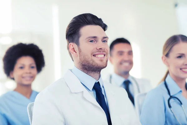 Medico felice sopra gruppo di medici in ospedale — Foto Stock