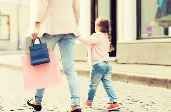 Gros plan des achats de la mère et de l'enfant en ville — Photo