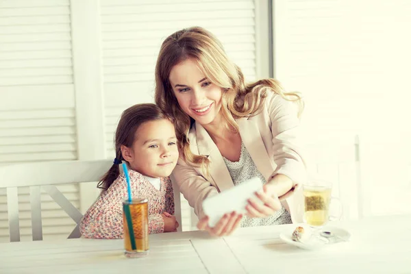 Glad familj med selfie på restaurang — Stockfoto