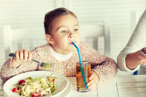 Kleines Mädchen trinkt Apfelsaft im Restaurant — Stockfoto