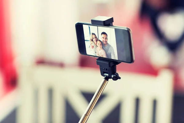 Primer plano de selfie familia feliz en el teléfono inteligente — Foto de Stock