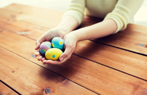 Primo piano di mani di donna con uova di Pasqua colorate — Foto Stock