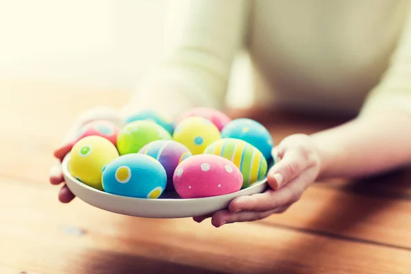 Primer plano de las manos de la mujer con huevos de Pascua de colores — Foto de Stock