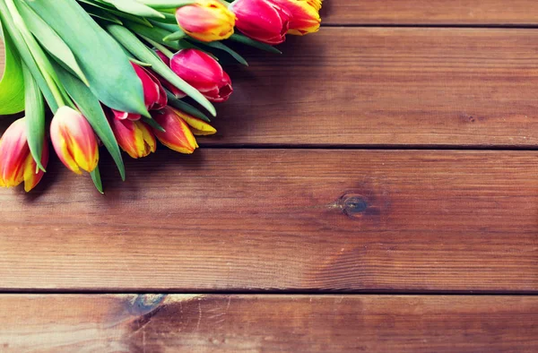 Gros plan de fleurs de tulipes sur une table en bois — Photo
