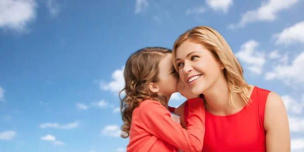 幸福的母亲和女孩耳边低语 — 图库照片